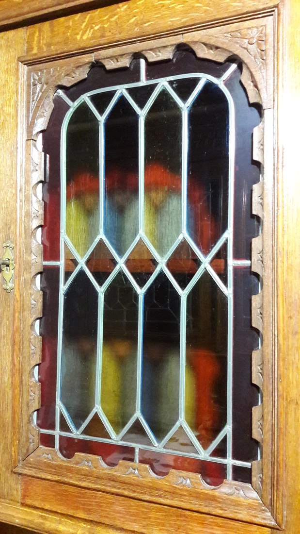 Detajl starinske omare z vitražnimi stekli