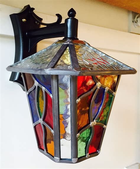 Unikatna ročno izdelana svetilka s kovinsko osnovo in barvitim steklom v vitražni tehniki, primerna za razsvetljavo doma, zunanjo ali notranjo