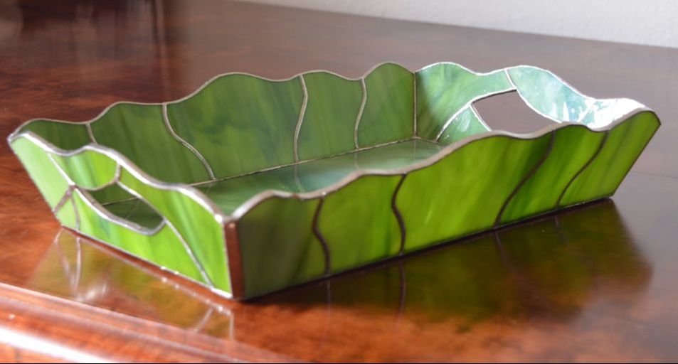 Steklena skleda v obliki pladnja z ročaji v zeleni barvi, ročno delo v vitražni tehniki