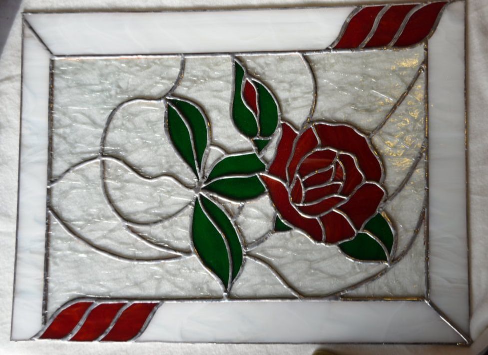 Ročno izdelan unikatni vitraž z vzorcem vrtnice v Tiffany tehniki