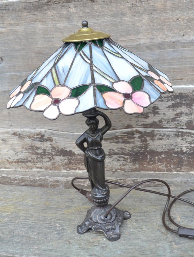 Unikatna namizna svetilka v Tiffany tehniki s kovinskim starinskim stojalom in senčnikom v vitražni tehniki z vzorcem rož