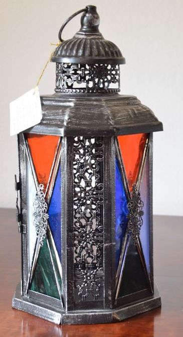 Unikatna svetilka s kovinsko osnovo in barvitimi stekli