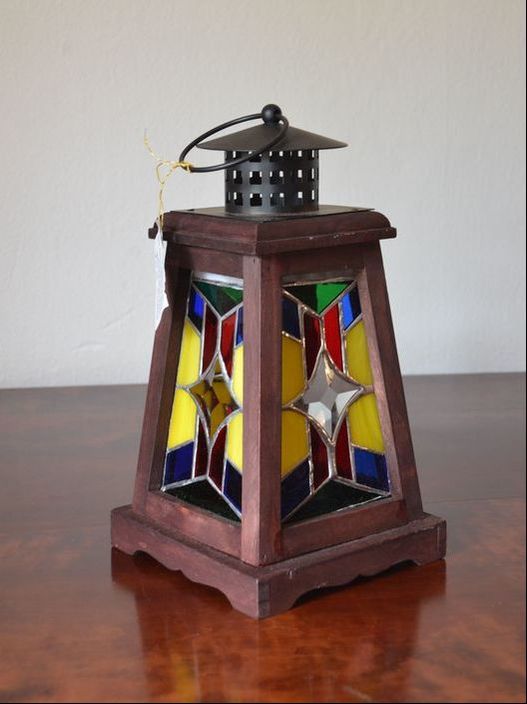Unikatna svetilka z leseno osnovo in barvitimi stekli, primerna za dekoracijo doma
