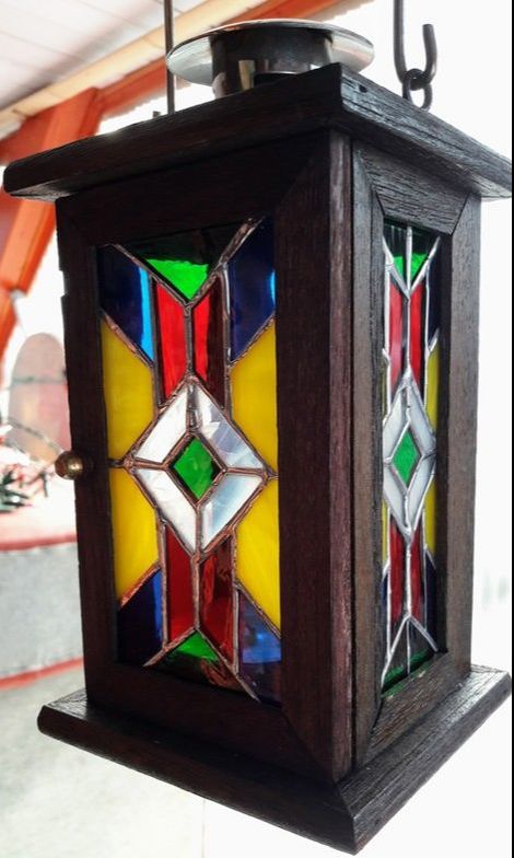 Unikatna svetilka z leseno osnovo in barvitimi stekli, primerna za dekoracijo doma ali zunanjo dekoracijo