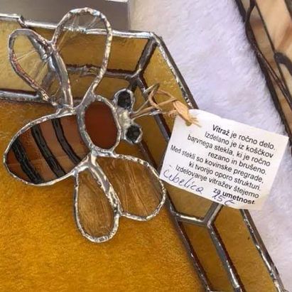 Unikatna steklena broška v obliki čebele v vitražni tehniki