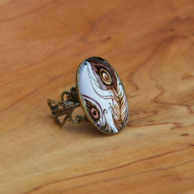 Modni prstan s kovinsko osnovo in stekleno kapljico