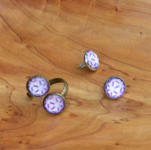Komplet modnih uhanov z vijoličnim vzorcem in stekleno kapljico ter prstanom