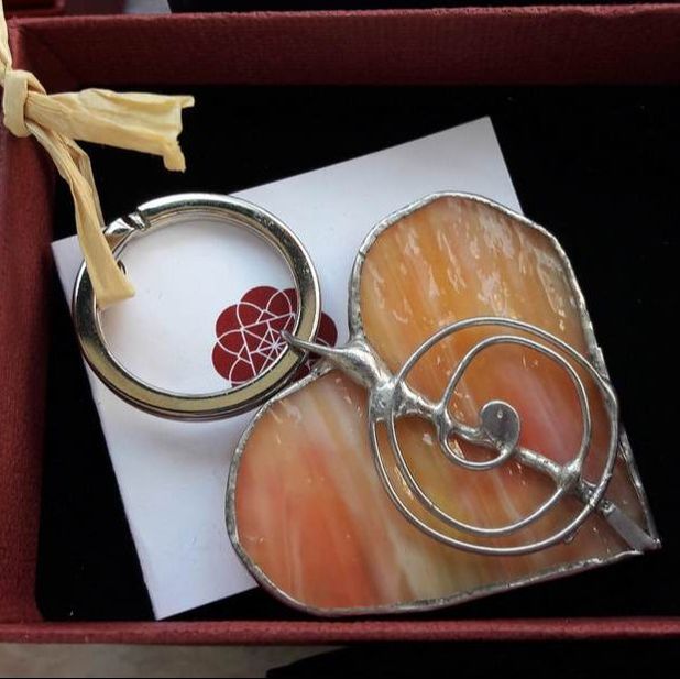 Stekleni obesek za ključe v obliki steklenega srca s steklom prelivajočih barv